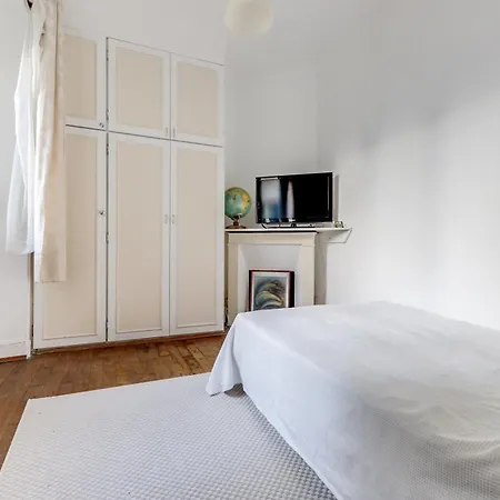 Moderne Au Calme * Parigi
