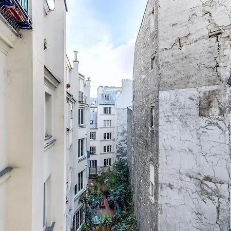Moderne Au Calme Parigi